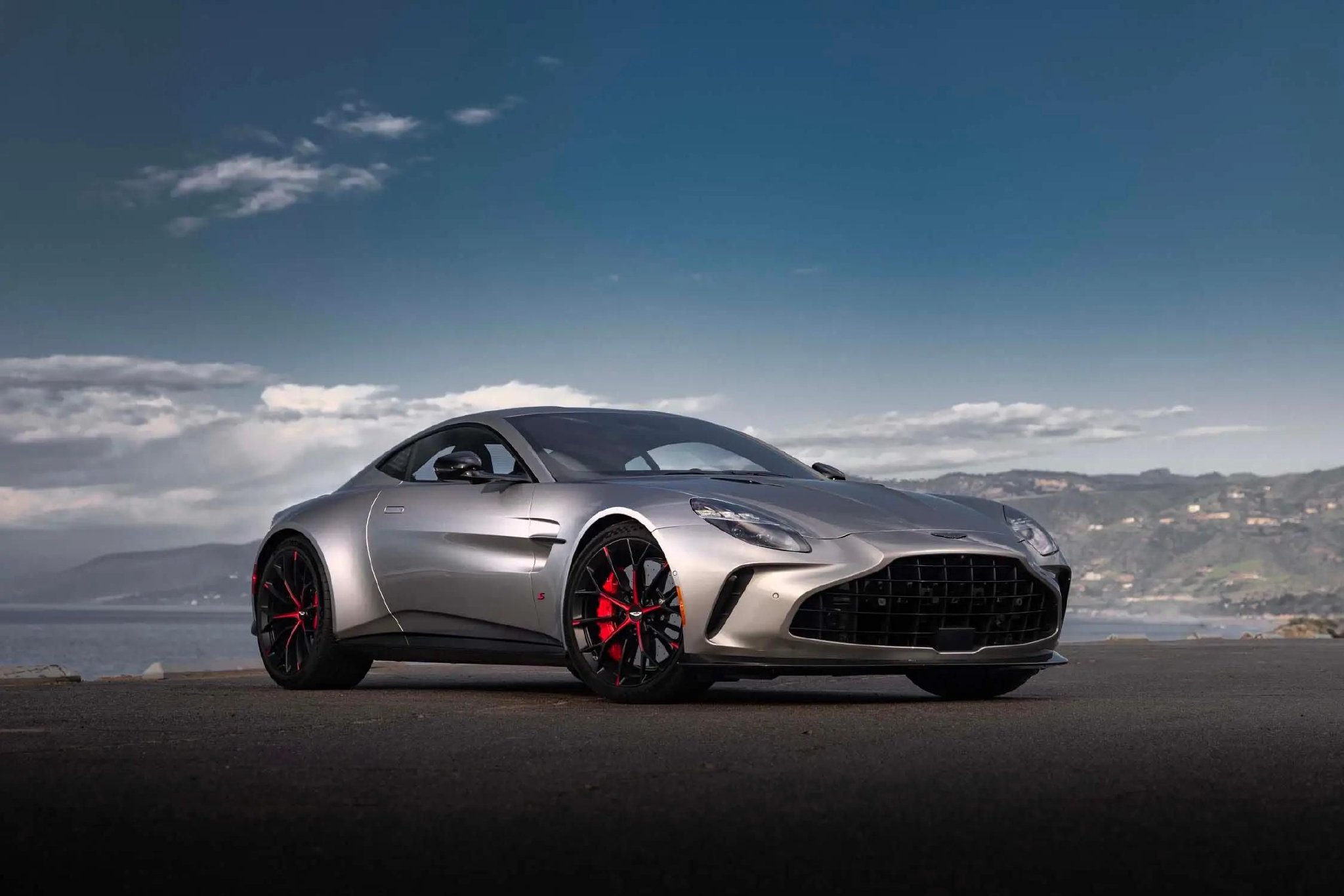 一切关于阿斯顿·马丁 Vantage S 2026:V8 双涡轮增压发动机、坚固底盘和赛道上的极致速度 - 汽车频道