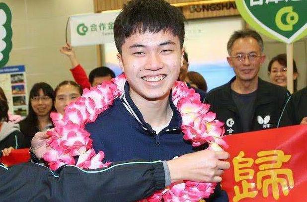 乒坛18岁天才少年受热捧!历史性斩获铜牌,球迷打横幅机场迎接