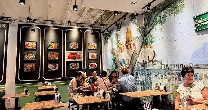 古力娜扎带妈妈泰国用餐,妈妈颜值不输当年,母女同框超养眼