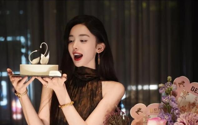古力娜扎晒34岁生日照，和妈妈同框太惊艳，简直复制粘贴_新闻