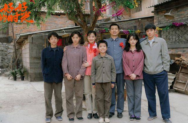 梅婷带儿女下地干活，还和女儿一起护肤，12岁快快比妈妈还会打扮