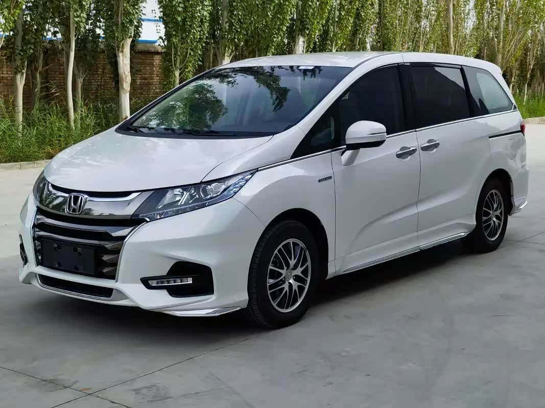 又排队买本田MPV了,旋转座椅2.0L混动,油耗5.88L,仅14万