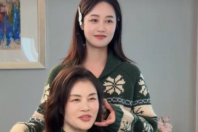 蓝盈莹和妈妈复刻30年前老照片 温情瞬间引爆全网热议