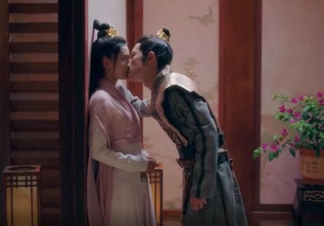 肖战李沁“醉酒吻”太野蛮,谁注意他手的位置?真是妙不可言