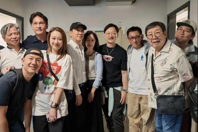 张家辉和老婆去看演唱会，61岁关咏荷打扮朴素，脸部有了明显老态