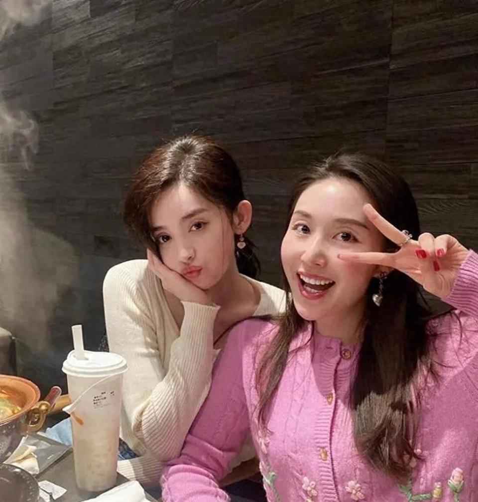 古力娜扎晒34岁生日照!和妈妈同框像姐妹，母女俩五官一模一样_新闻