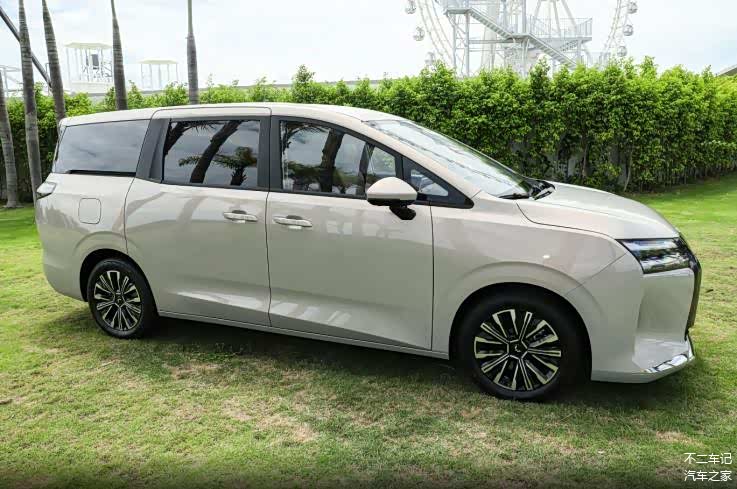 10万级插混MPV对决!星光730 PHEV和大通G50 PHEV,谁更有性价比