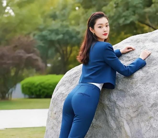 宋轶再次挑战女王风采，白色短袖搭配艳蓝色西服魅力无双！