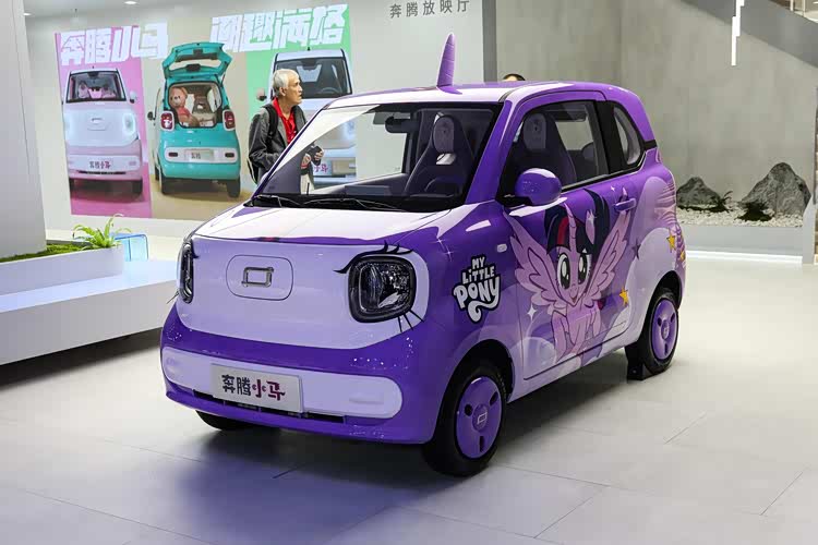 空间比同级大,车价还便宜的代步车,灵活好停车,带你看奔腾小马