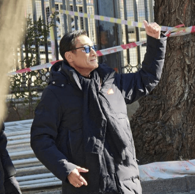 67岁梁家辉春晚彩排现场三鞠躬视频刷屏网络这就是老戏骨的江湖_法拉利_明星_行业