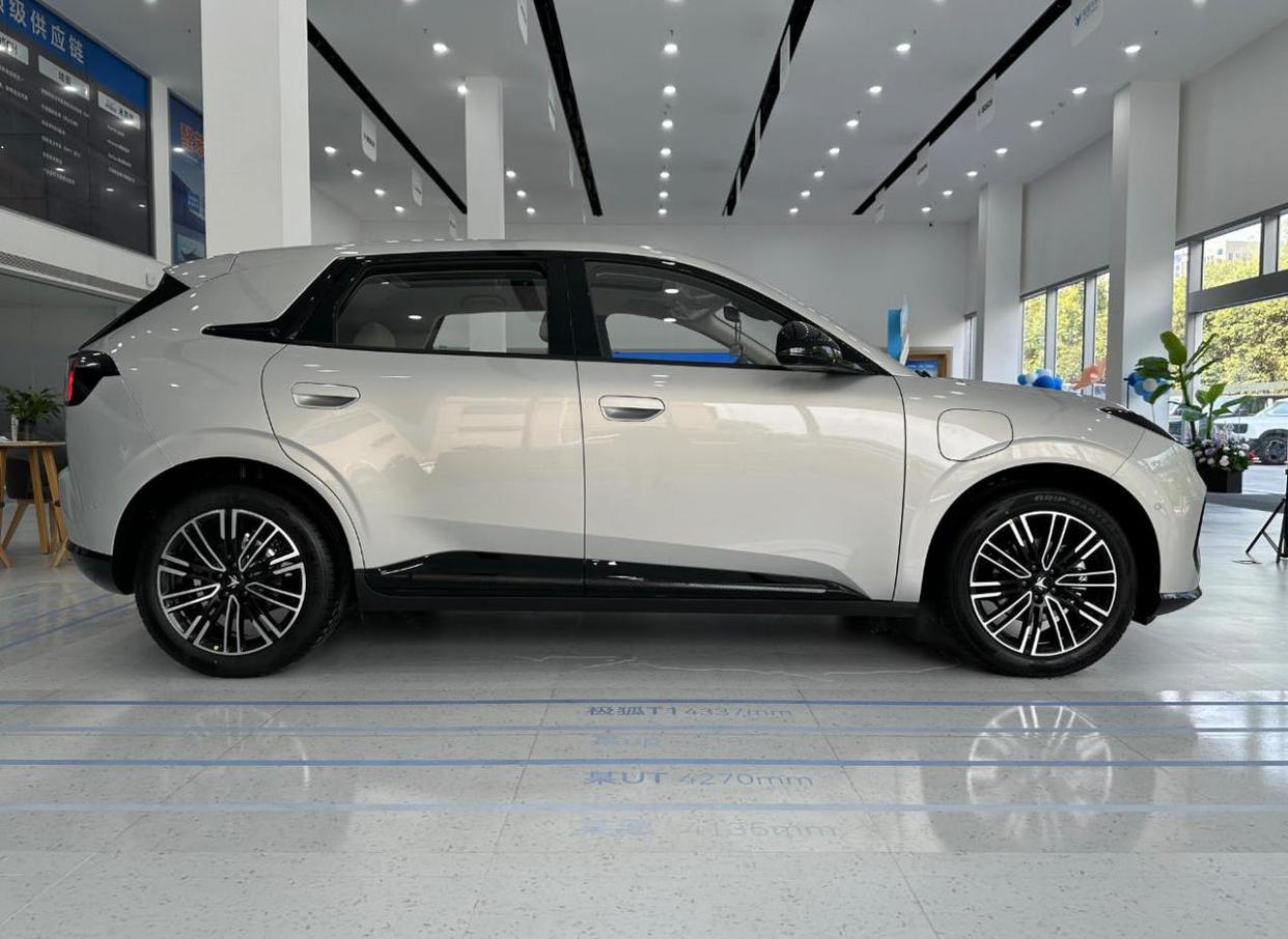 极狐T1,8万级小车?2.77米轴距,低温注塑内饰