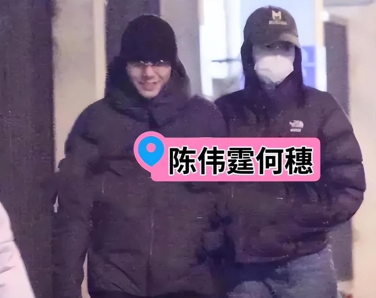 陈伟霆何穗宣布有子后首次合影,夜间携手散步,穿情侣装甜蜜满满
