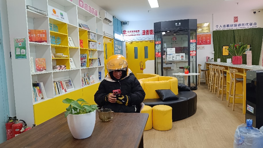 龍湖天街「小哥暖心驛站」。天宮院街道供圖