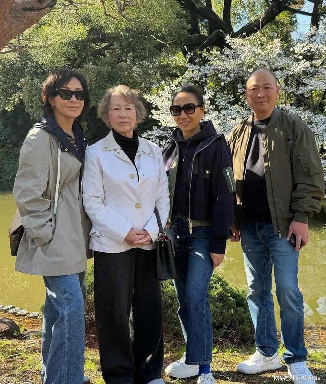 刘嘉玲东京晒全家福，80岁老妈优雅惊艳网友
