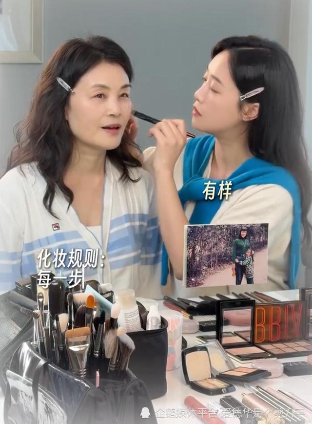 如何评价蓝盈莹和妈妈复刻30年前老照片_娱评新视角