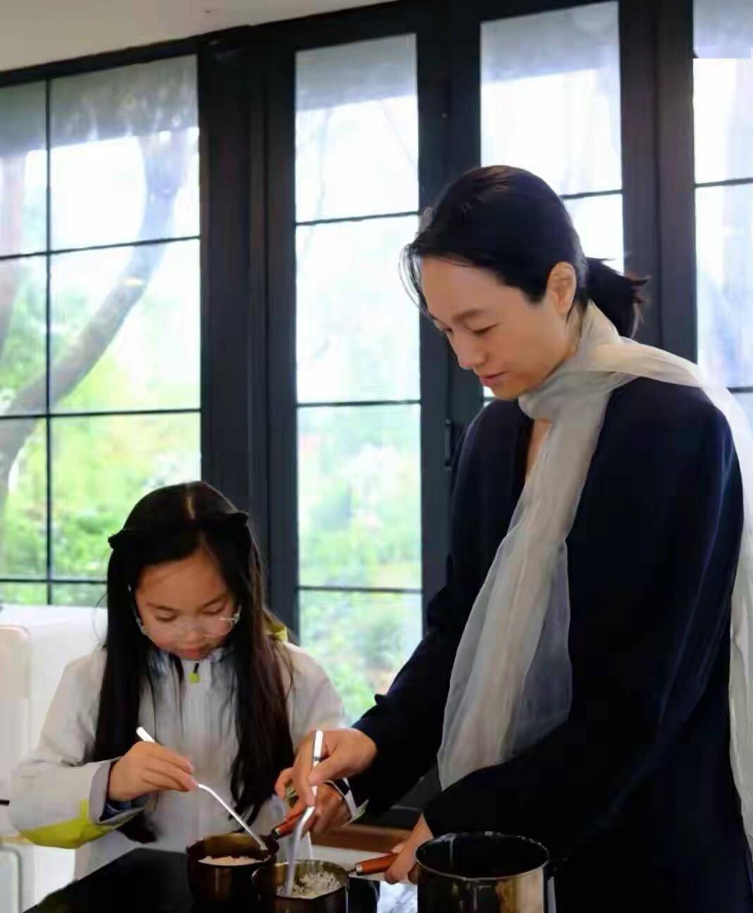 朱丹周一围大理庄园度假，同框氛围感拉满，越来越有夫妻相