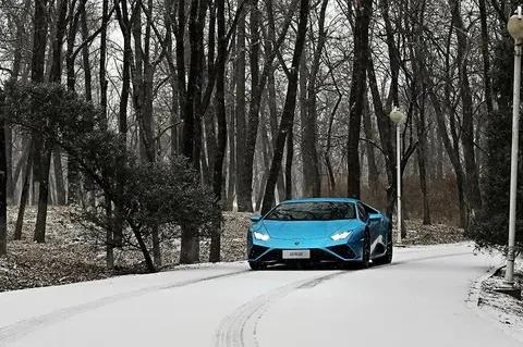 雪中驭牛  兰博基尼 HURACAN EVO RWD