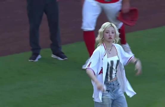 雨琦是第一个在美国MLB职业棒球联赛开球的中国女艺人，属于宋雨琦的高光时刻
