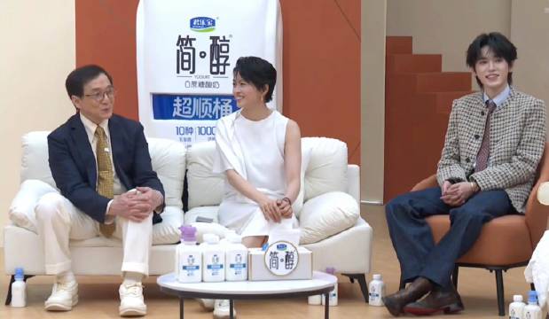 成龙直播清唱展实力坦言有信心开演唱会