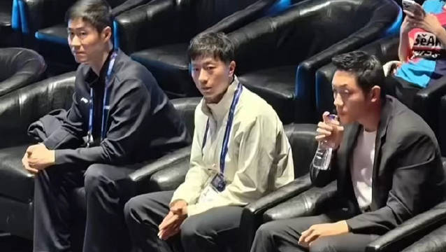 世乒赛男团王楚钦决胜局险胜，马龙许昕场边紧张注视