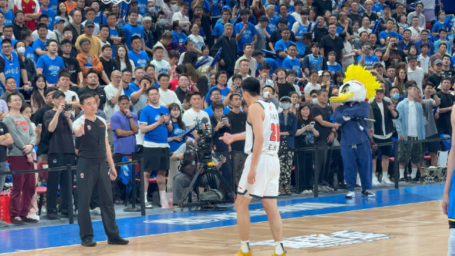 王少杰开场不到80秒防守周琦2次犯规，下场休息，焦泊乔上场