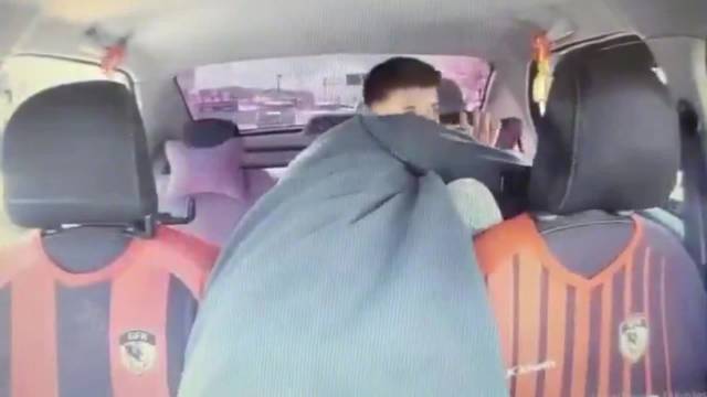土耳其男子劫持出租车向警方开火 司机扑向男子徒手夺枪