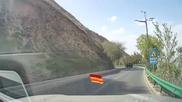 连续弯道不要轻易超车，骑摩托上路务必管住自己的油门