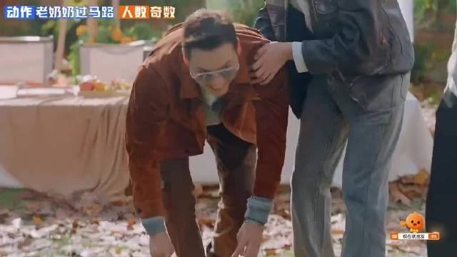老奶奶过马路，年轻人的反应太逗了！笑到疼！肚子