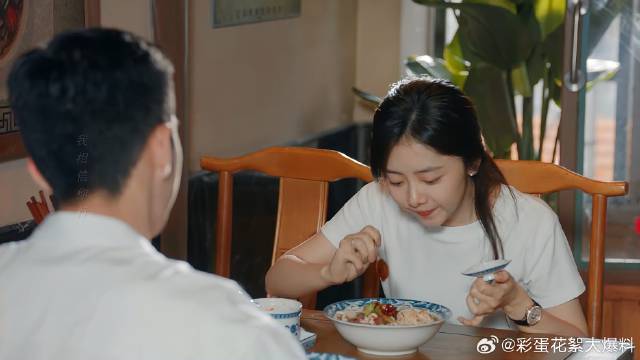 归路夫妇大喜之日 两人竟然偷溜出来，去学校吃牛肉面