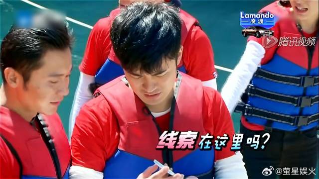 《奔跑吧》搞笑名场面！李晨大声唱歌太抽象，baby听完笑喷