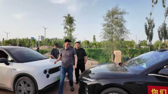 蔚来车主敦煌遇李斌，爱车获签名引关注