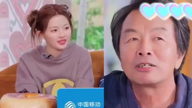 当杨超越无意间打断刘老师的讲话时 看看杨超越怎样用高情商回应