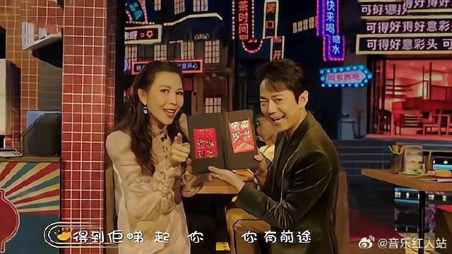 最强开场！何炅蔡少芬合唱《财神到》，粤语惊艳全场！