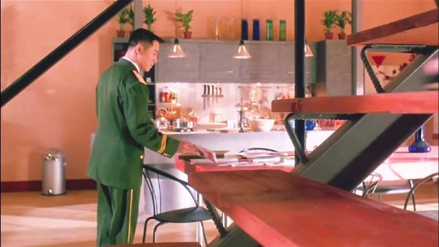 中南海保镖：李连杰巅峰之作，军装平头帅到无解. 主演：李连杰x钟丽缇x郑则仕