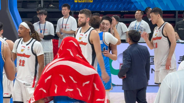 北京淘汰广东，赵睿赛后为旧主送上拥抱，两次拥抱胡明轩、徐杰，耳语交流