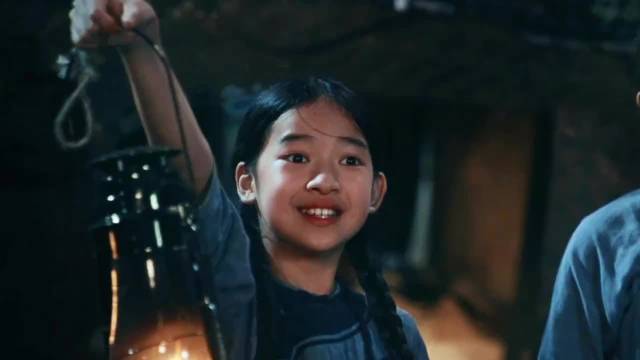 47岁聂远和11岁女儿拍杂志， 聂子一都长这么高了