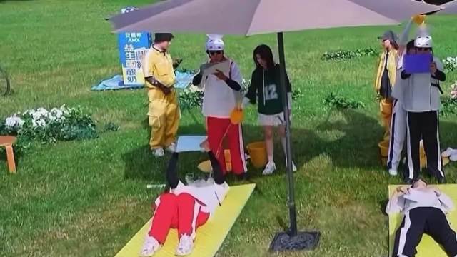 白鹿泼水李晨综艺游戏环节遭逐帧放大解读