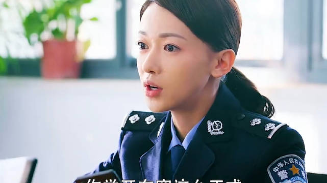 男子当交警面闯红灯被查