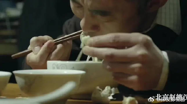 赵德汉吃面名场面 “一口面，一口蒜，一分没花赵德汉”