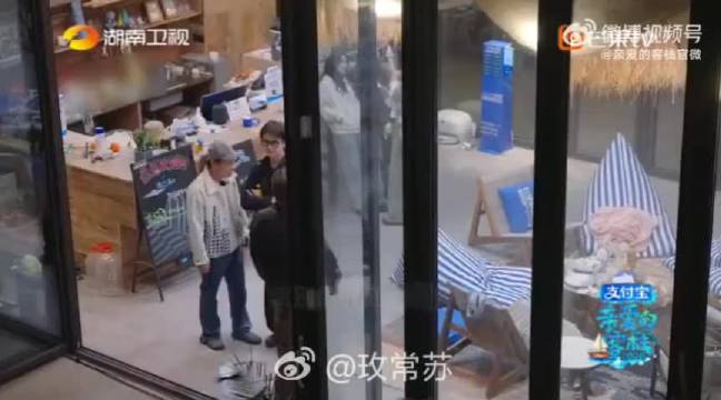 沈月和谭松韵线下碰面才两次，虽然只有两次，但是已经是很好的朋友了