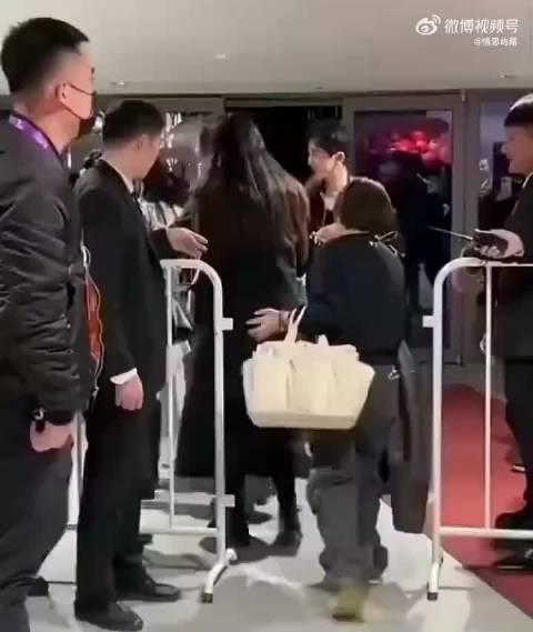 娜扎台上性感台下保守，马上就把胸遮了起来，安全意识超强