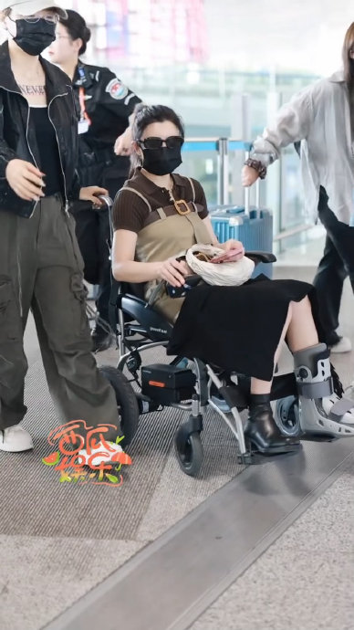 陈妍希跟腱断裂术后首露面，坐轮椅复工录综艺心态乐观
