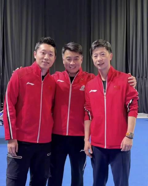马龙许昕王皓同框合影，国乒伦敦世乒赛十二连冠