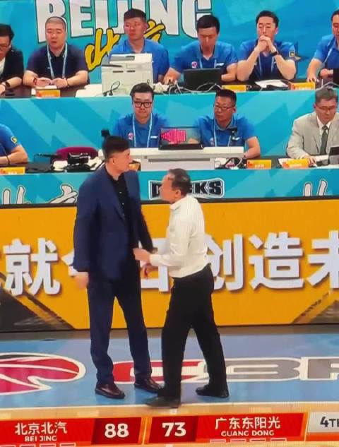 北京男篮15分大胜广东晋级半决赛,徐杰崔永熙零分