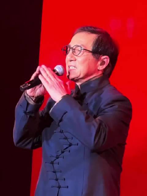 成龙谈AI态度，欣赏但不溺爱称没电就完蛋