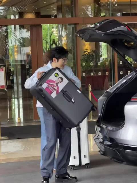黄晓明清迈机场玩梗自黑，拿错行李箱引热议