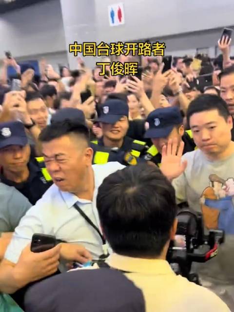 丁俊晖现身广州台球展引粉丝狂热围观