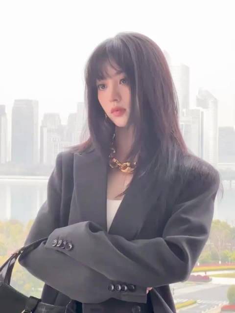 穿上西装是御姐，波点裙子又变身鬼马精灵！田曦薇你太会了