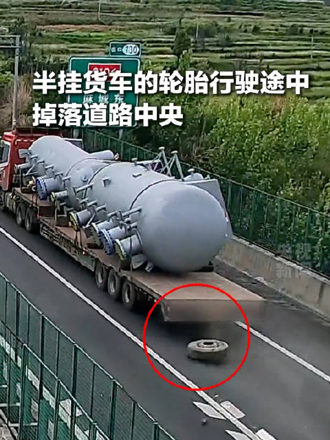 65岁货车司机徒手挪走高速掉落轮胎