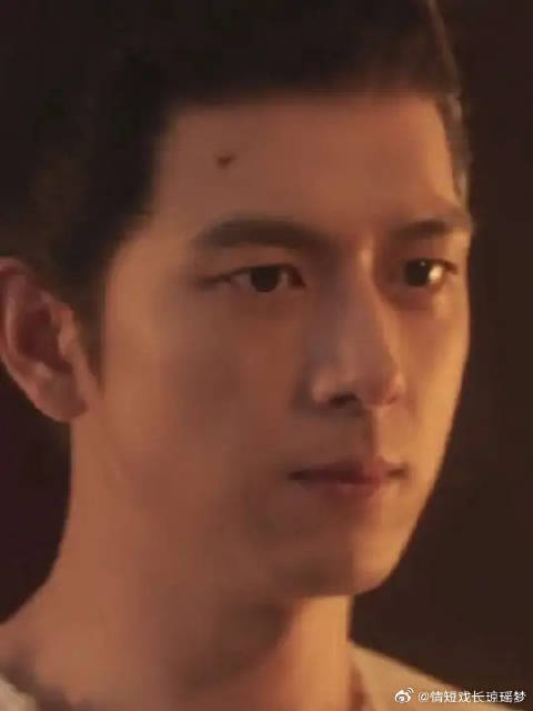 “在外李现狂飙演技，回家面对老婆也不得不演戏，真是人到中年不得已啊！”